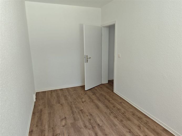 Neu renoviert! Helle 3-Zi. mit Balkon, Wanne &amp; Laminat in ruhiger Lage! – PHOTO-2026-06-26-09-29-58