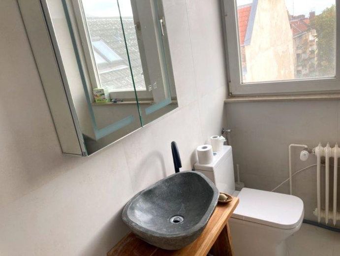Piso ático de 2 habitaciones reformado con terraza privada en la azotea – disponible para ocupar – Badezimmer