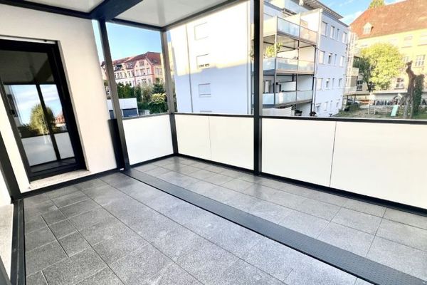 Appartement moderne de 3 pièces NB avec cuisine équipée, grand balcon et parking souterrain