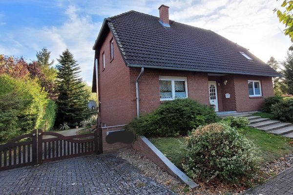 Familienfreundliches Einfamilienhaus mit Doppelgarage und großem Grundstück in Kusey
