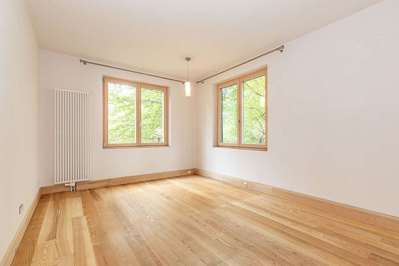 Moderne Architektenvilla in Hanglage - Design, Licht &amp; Natur in Perfektion – ansprechendes Gäste- oder Arbeitszimmer EG