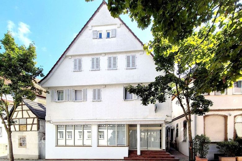 Mehrfamilienhaus plus Gewerbeeinheit – Straßenseite