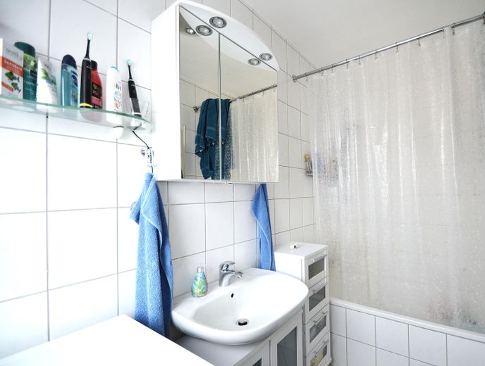 ****TOP 3,5-4 Zimmerwohnung, großer Balkon, in Ansbach, ruhige zentrale Lage – helles Badezimmer