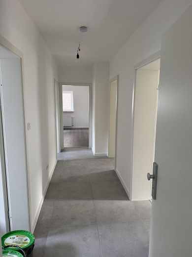 Renovierte 3,5 Zimmer EG Wohnung mit Garten – Flur