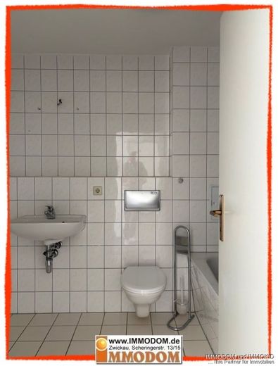 2-Zimmer-Wohnung mit BALKON und TG-PKW-Stellplatz, zentral und bahnhofsnah, zu verkaufen! – Bad mit Wanne