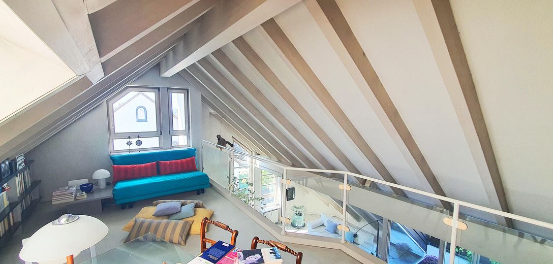 Tolle Lage: Hochwertige 3,5-Zimmer-DG-Galeriewohnung mit 2 Balkonen, 2 Bädern, TG und guter Rendite – Galerie