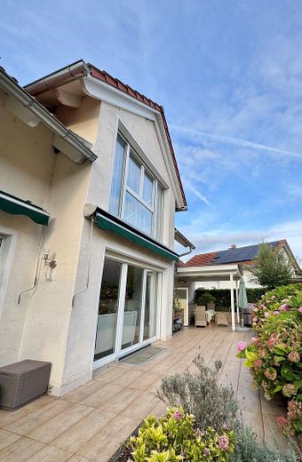 Pełen światła, starannie utrzymany dom jednorodzinny – Blick auf Terrasse