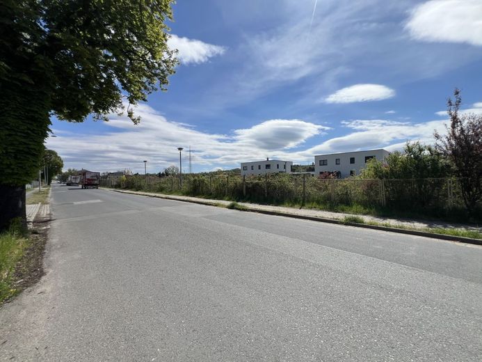 NEUBAUPROJEKT IM DRESDNER SPECKGÜRTEL – Blick in die ruhige Straße
