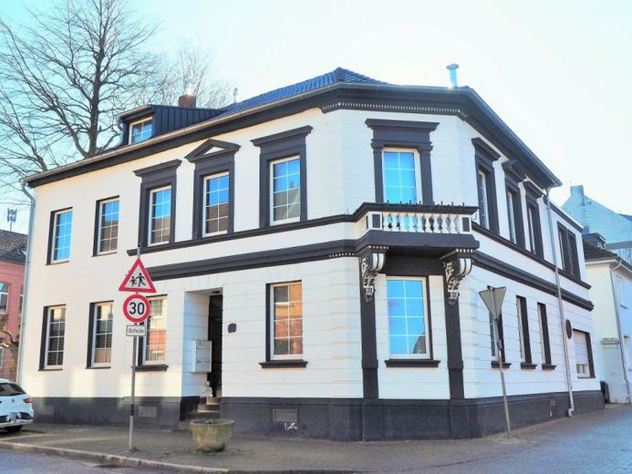 Bereits RESERVIERT!! Mehrfamilienwohnhaus mit viel Historie in bester Bedburger Lage! – Foto 1