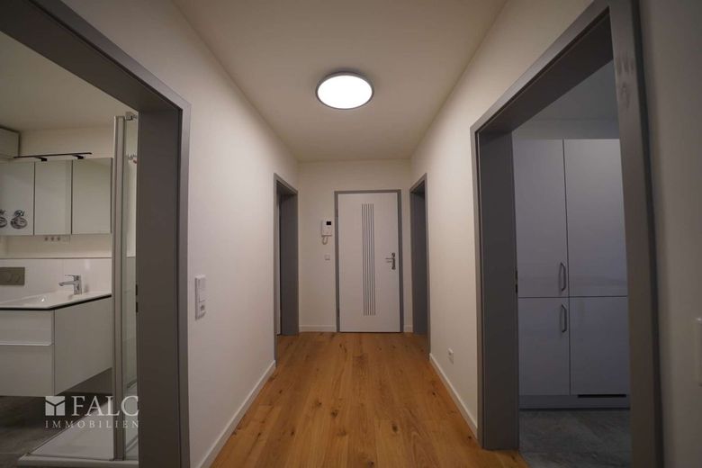 Energieeffizienter Neubau mit 3 Wohneinheiten und Business-Suite – WHG2-Eigang