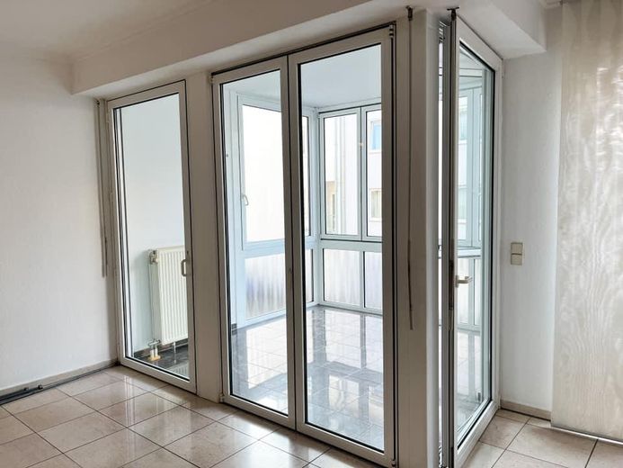 Exklusives City-Apartment mit großzügiger Wohnloggia in Top-Lage – Blick auf Loggia