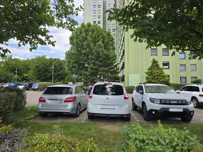 Hochheim Skyline:
3-Zimmer; 96 m²; überdachte Terrasse; toller Fernblick; seniorengeeignet! – Pkw-Stellplatz