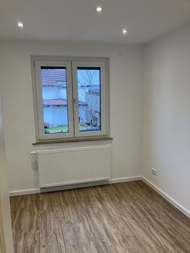 Zweitbezug nach Kernsanierung. Moderne & zentral gelegene 6-Zimmer Wohnung mit EBK – Home Office oder Kinderzimmer