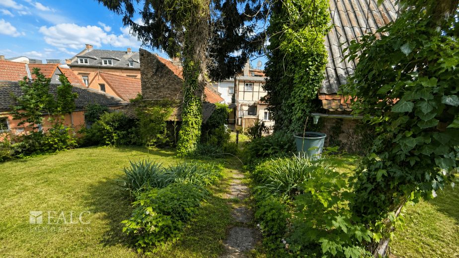 Spełniaj marzenia mieszkaniowe: przestronna działka (846 m²) o historycznym charakterze – Garten