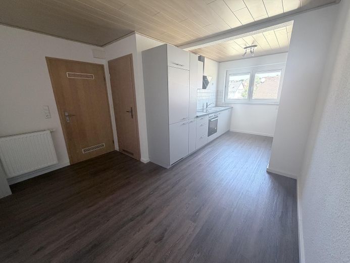 zentral gelegene, frisch renovierte 2-Zi. Wohnung – Küche