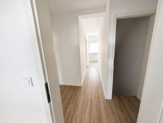 Erstbezug: Ein-Zweifamilienhaus mit Garten, 3 Bädern und 7 Schlafzimmern in Tairnbach – Foto 22
