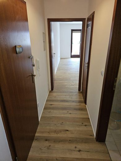 Licht 1-kamerappartement op de begane grond met balkon, mogelijkheden voor een inbouwkeuken & berging – Dornheimer Ring 81 – Flur