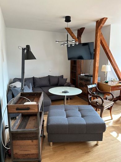 Einzimmerwohnung im Dachgeschoss, EBK, Fußbodenheizung im Duschbad – Wohn- Schlafzimmer