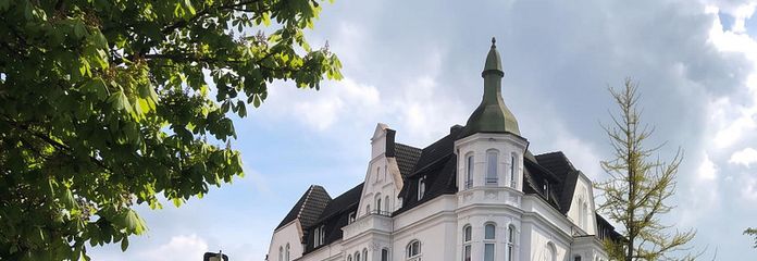 Emplacement représentatif : 90 m² rénovés dans un emplacement absolument privilégié d’Osnabrück-Weststadt/Wüste ! – Außendarstellung weiße Fassade
