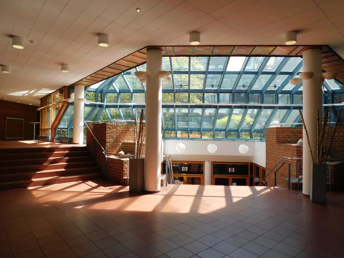 Neu möblierte Bürofläche im Veranstaltungszentrum Kiel zu vermieten – Zugang Gastronomie