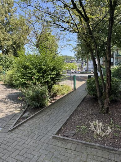 Moderne Praxis- oder Bürofläche in Top-Lage – Zuwegung Parkplatz > Haus