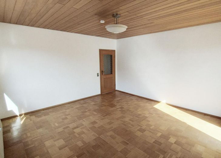Helle, renovierte 4-Zimmer-Wohnung (1.OG) mit Küche und Süd-Balkon in ruhiger Lage in Kleinostheim – Schlaf/Wohn, Zugang Balkon