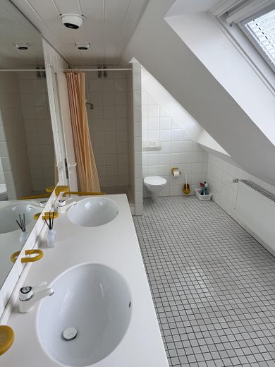 Zadbany dom jednorodzinny w stylu dziedzińca ogrodowego, zapewniający dużą prywatność – zmodernizowany i gotowy do zamieszkania – Badezimmer mit Dusche Wanne