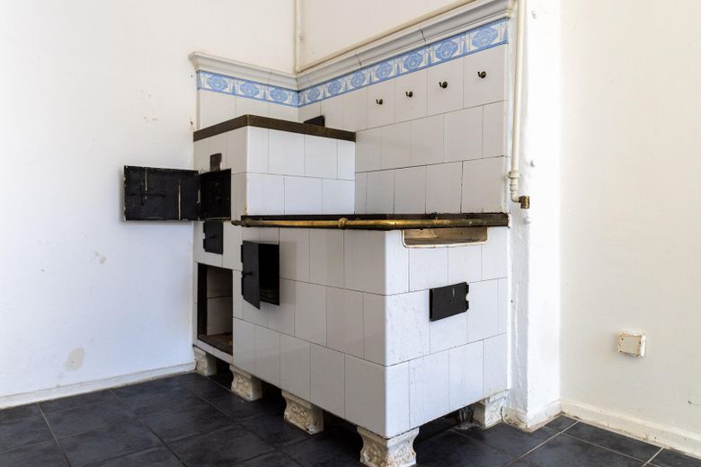 Provisionsfrei: Am Cosimaplatz in Friedenau, 2.5 Zimmer Altbau mit Balkon im 3.OG, Fernwärme – Die historische Kochmaschine