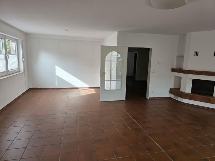 Rara opportunità nel Kreuzviertel: appartamento su due livelli, ca. 145 m², 4 locali, balcone – senza provvigione – 2. OG_Wohnzimmer (4)