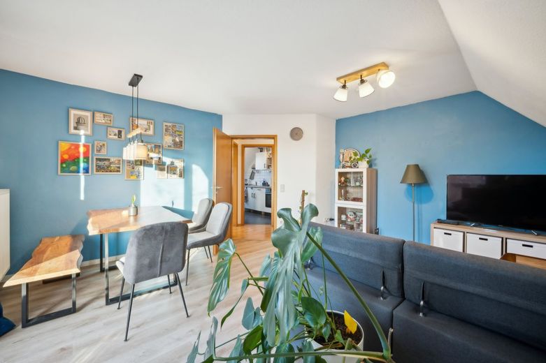 Kapitalanleger aufgepasst: Vermietete Maisonette-Wohnung mit Balkon und Stellplatz in Gifhorn/Gamsen – Wohnzimmer