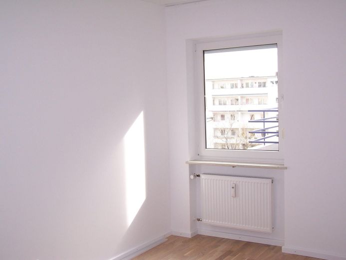 SCHWABING-WEST HELLE, MODERNISIERTE 2-ZIMMER-WOHNUNG MIT LOGGIA, SCHWIMMBAD UND GROSSER DACHTERRASSE – Foto 6