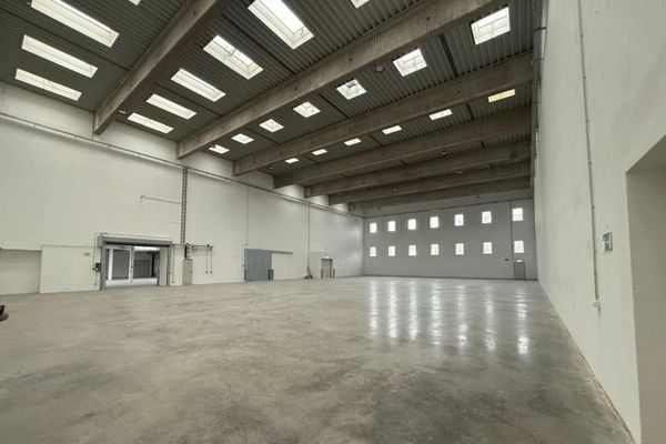 Ampia superficie di magazzino con magazzino alto, rampa di carico mobile - in totale ca. 1.978 m² a Schwarzenbach/Saale - accesso per camion nell'area - posizione favorevole ai trasporti