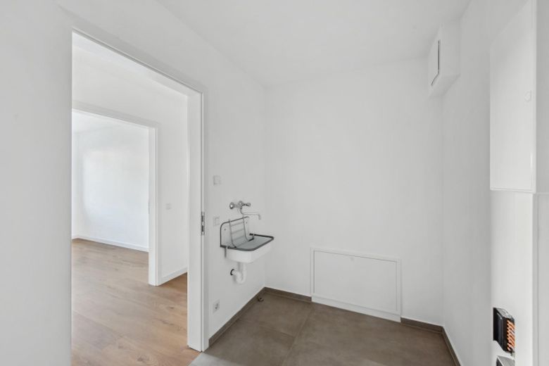 Stillvolle 4-Zimmer EG Neubauwohnung KFW 40 (Wärmep.+PV) mit Terrasse, Garten, Parkplatz – Hauswirtschaftsraum