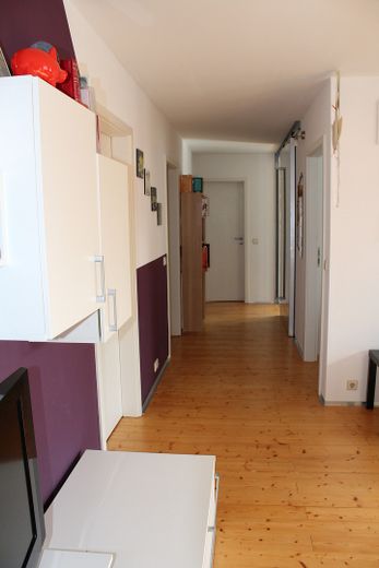 Sonnige Wohnung mit Terasse und Laubengang (1.OG) – Flur
