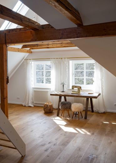 Großzügiges Familienhaus am Stadtpark – Dachstudio