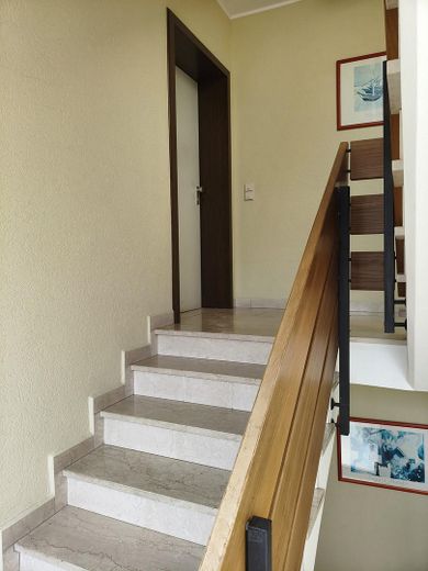 Appartement en copropriété solide de 2 pièces avec loggia et vue imprenable dans un emplacement calme – Treppenhaus, Wohnung im 1. OG