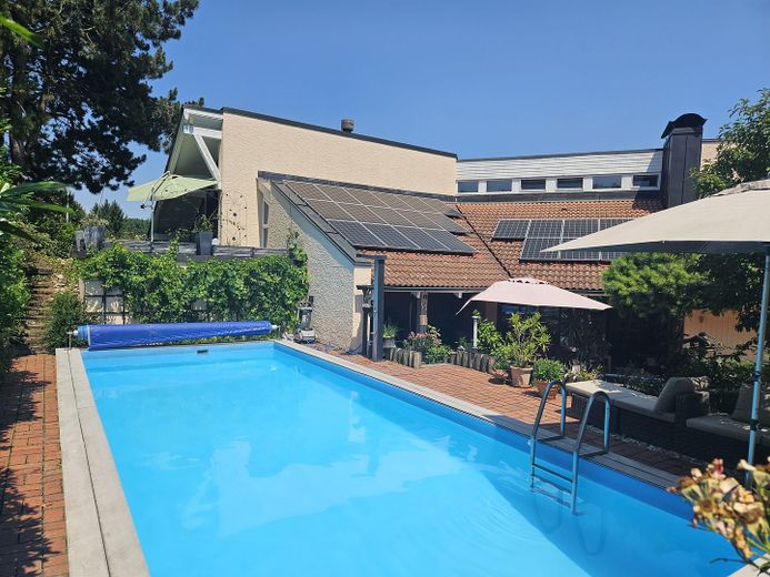 Prämierte Architektenvilla mit Pool & ELW in Pfarrkirchen: Nur ~200€ Energiekosten (Klasse A)! – Blick zur DT