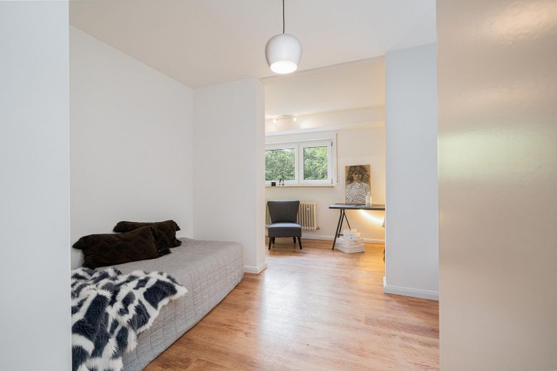 Großzügiges Familienhaus in Traumlage – Einliegerwohnung unterstützt die Finanzierung – Schlafen 02 / Home-Office_UG