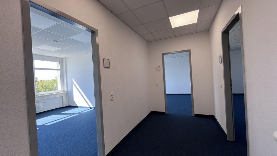 Moderne Büroeinheit mit 3 hellen Räumen unweit Spandauer Arcaden – Flur