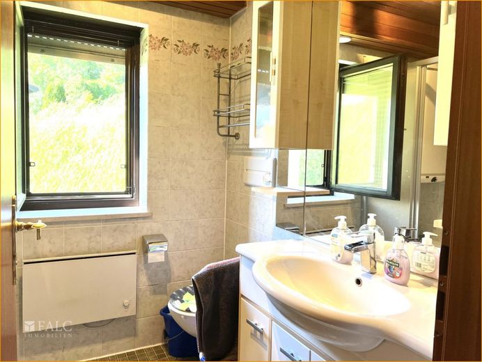Tolle Ferien-Wohnung oder Renditeobjekt - Urlaubsfeeling ist immer inclusive - Heute Provisionsfrei!! – Badezimmer mit Blick ins Grüne