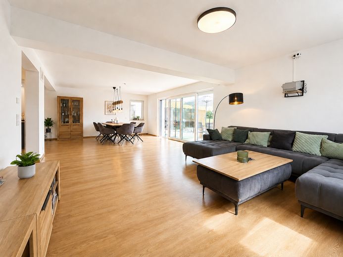Sin comisión | Casa unifamiliar moderna con piscina y lounge | Orientación sur | Cerca de la A9 – Wohn-/Essbereich