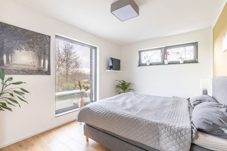 Architektenbungalow mit Split-Level-Bauweise, klarer Formensprache und freiem Landschaftsblick! – Schlafzimmer