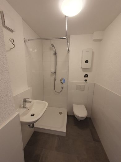 Badezimmer mit Spiegelschrank