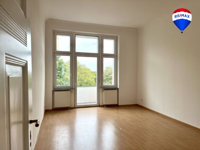 Wohnzimmer mit Balkon