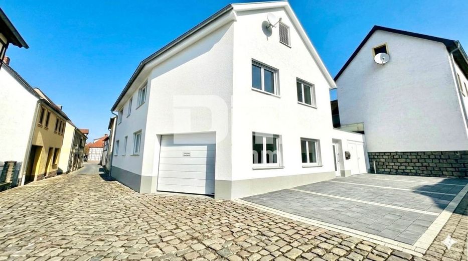 Teilsaniertes  EFH in zentraler Lage mit 2 Garagen – Titel Frontansicht / KI fertig gestellt generiert