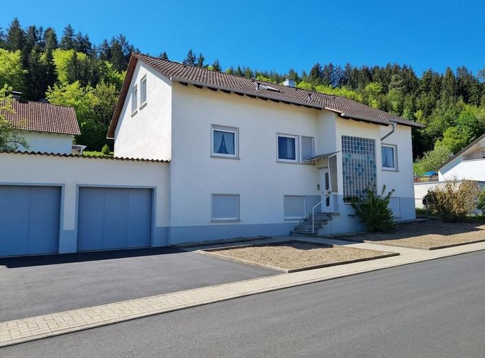 Großzügiges Einfamilienhaus mit 4 Garagen – Provisionsfrei – Ideal für große Familien – Frontansicht KI-generiert