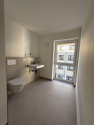 Pierwsze zasiedlenie po generalnym remoncie – nowoczesne mieszkanie 3-pokojowe w Aschaffenburgu – Badezimmer