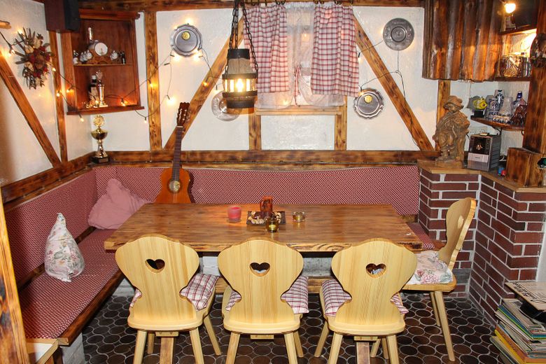 Traumhaus mit Pool & Sauna – Ihr Familienidyll in Stuttgart-Steinhaldenfeld – Kellerbar im Alpenflair