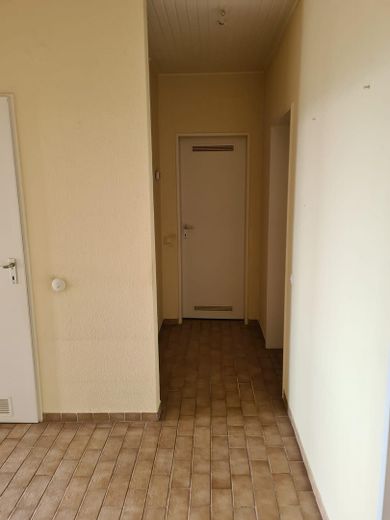 sonnige Wohnung mit Weitblick – Flur Blick zum Bad