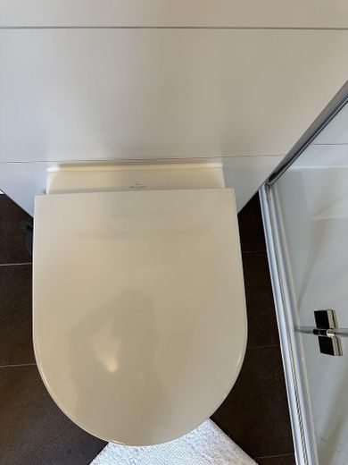 Near Simmerleinplatz: As-new, bright XXL semi-detached house, upscale features, KFW70 standard, with fitted kitchen – OG Badezimmer